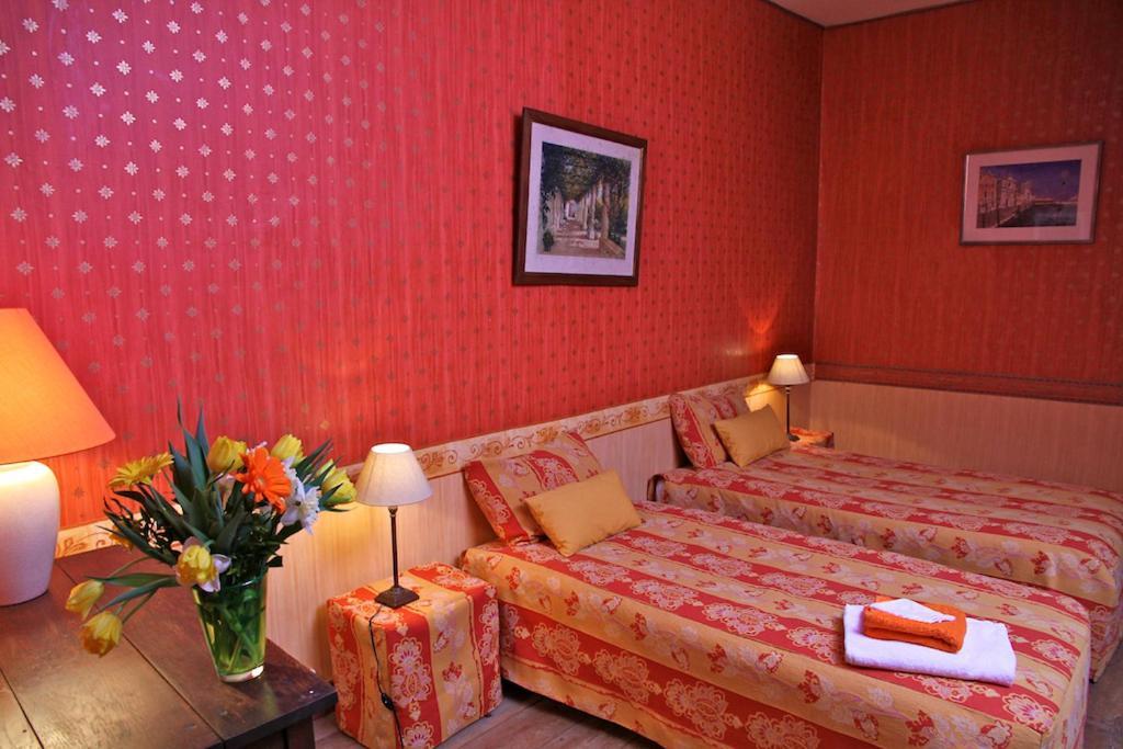 Chateau De Montriou Feneu Room photo